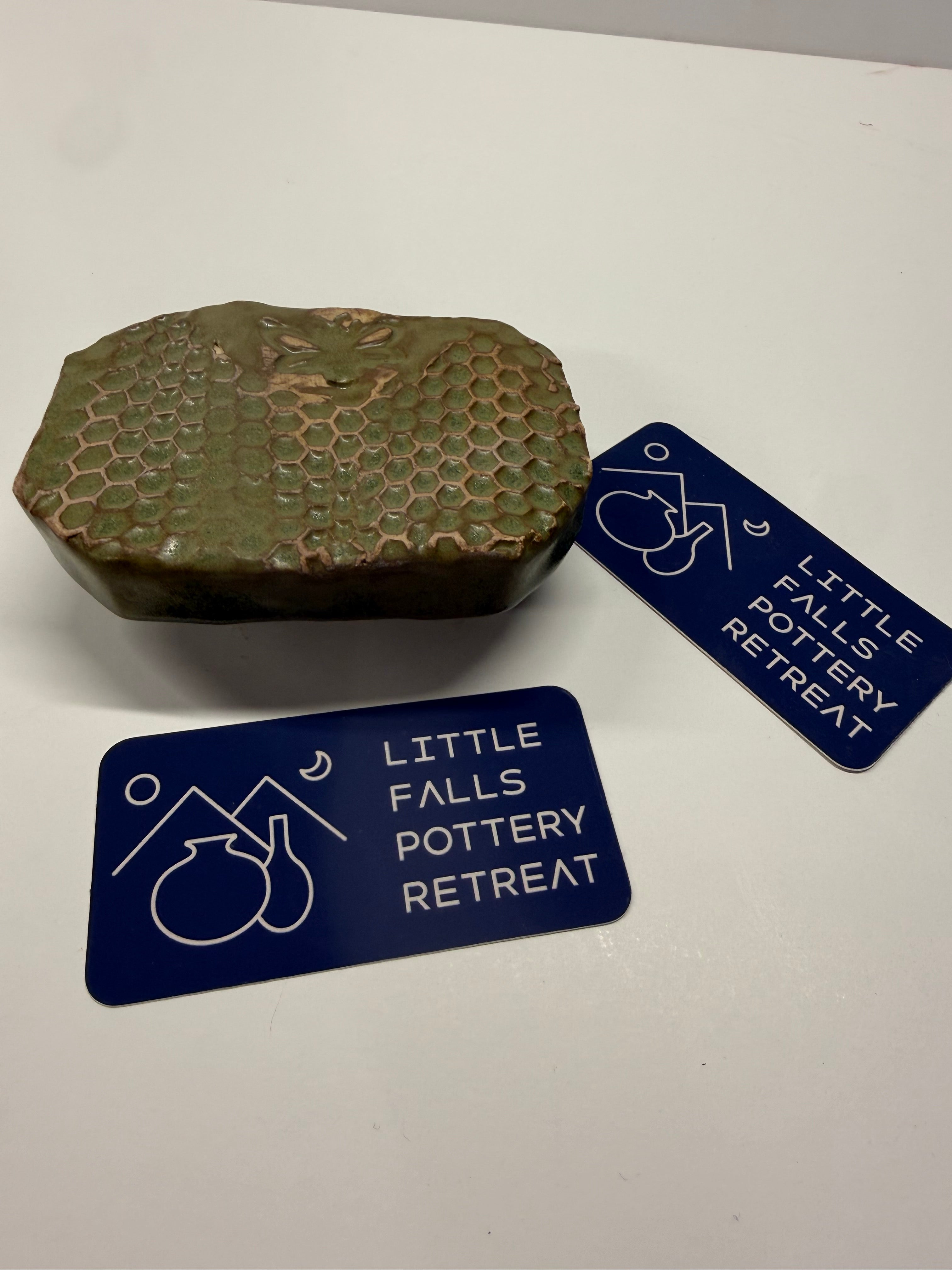 Item 0021: LFPR Hand-carved Apiarist (!) Footed Soap dish/saver in Dark Green (Laigoi)